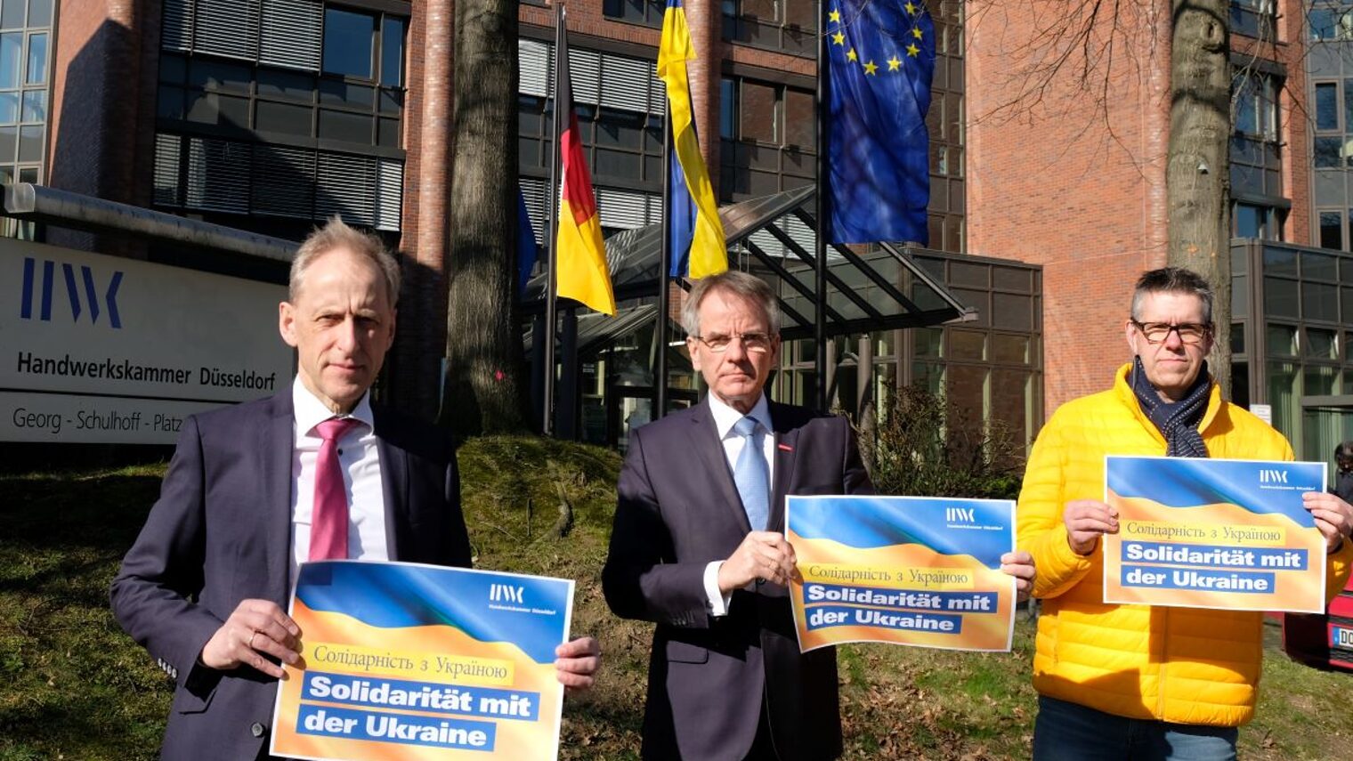 Kammerspitze vor dem HWK-Gebäude mit Handzetteln "Solidarität mit der Ukraine".