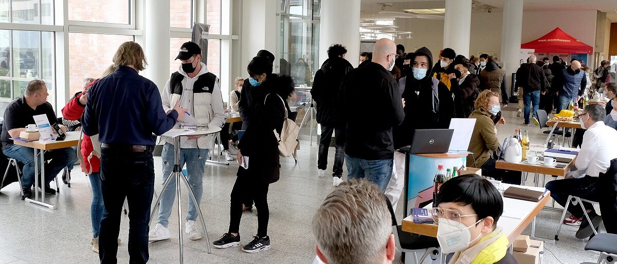 Azubi-Speeddating Beim Azubi-Speeddating lockten fast sechzig Ausbildungsbetriebe mit 250 Lehrstellen in rund 40 Berufen.