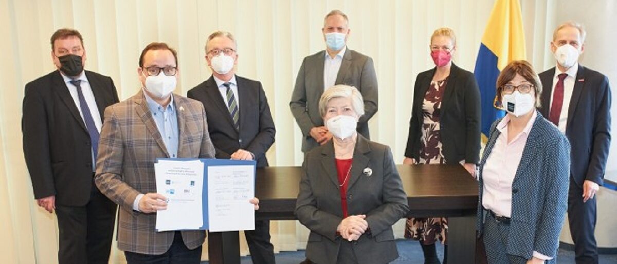 Essener Klimapakt zwischen Stadt und Wirtschaft unterzeichnet Stadt Essen, IHK Essen, Mülheim, Oberhausen, HWK, Kreiha und Essener EWG beschließen Zusammenarbeit im Sinne d. Klimaschutzes