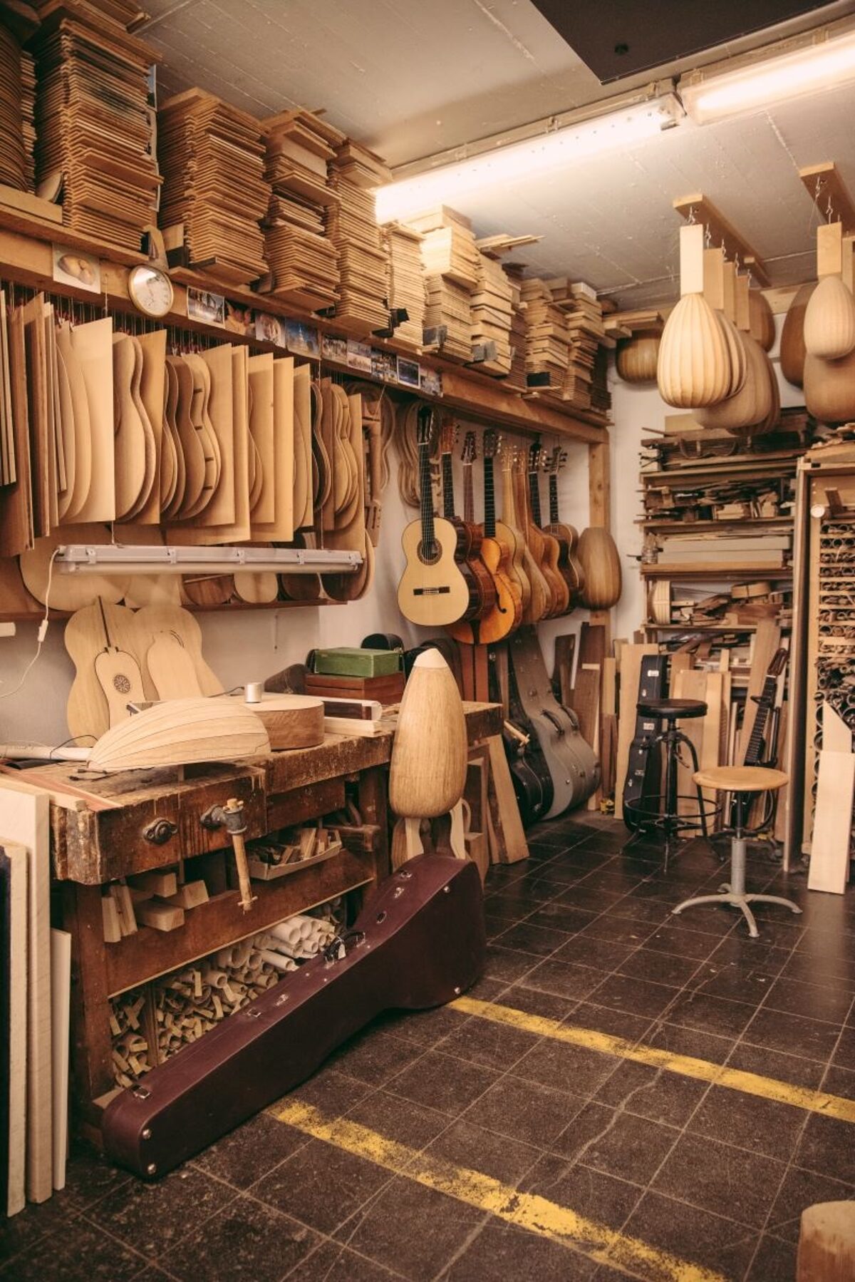 Blick in die Werkstatt des Zupfinstrumentenmachermeisters