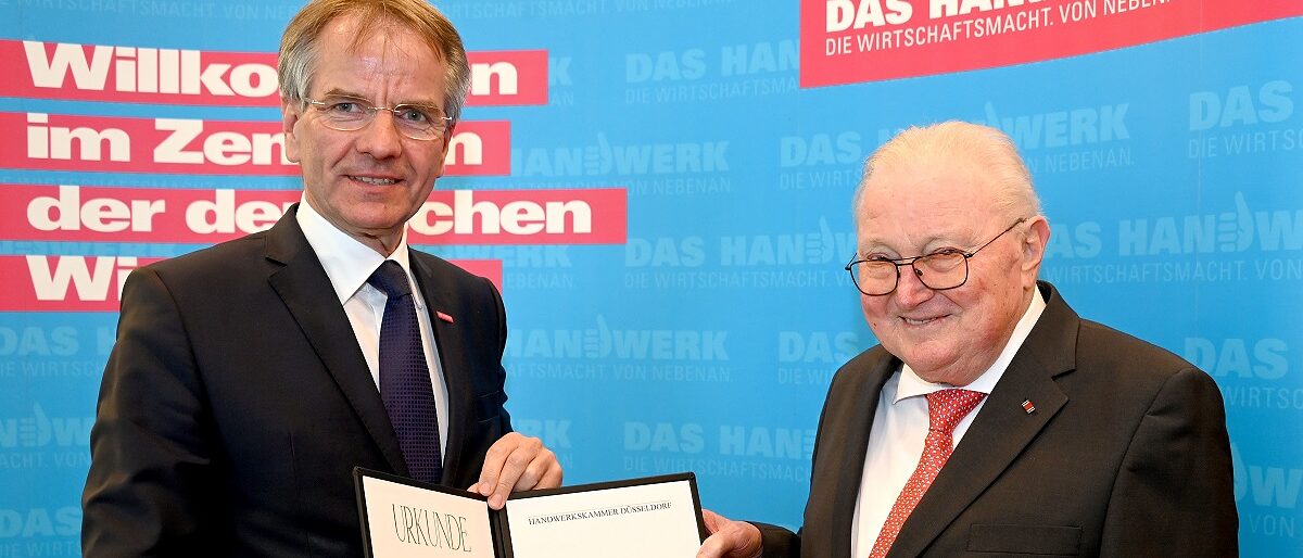 Verleihung des Goldenen Ehrenrings an Dr. Karl Bühler (v. l.): Kammerpräsident Andreas Ehlert und Dr. Karl Bühler