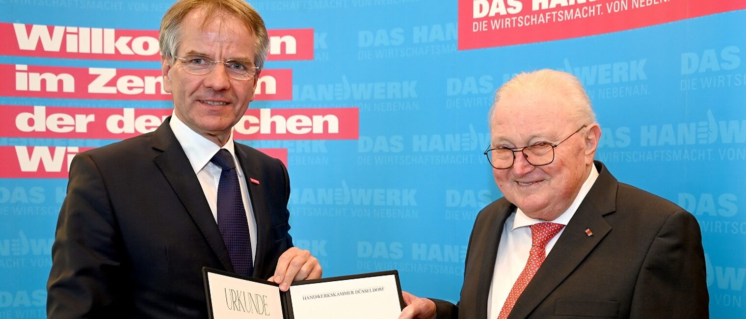 Verleihung des Goldenen Ehrenrings an Dr. Karl Bühler (v. l.): Kammerpräsident Andreas Ehlert und Dr. Karl Bühler