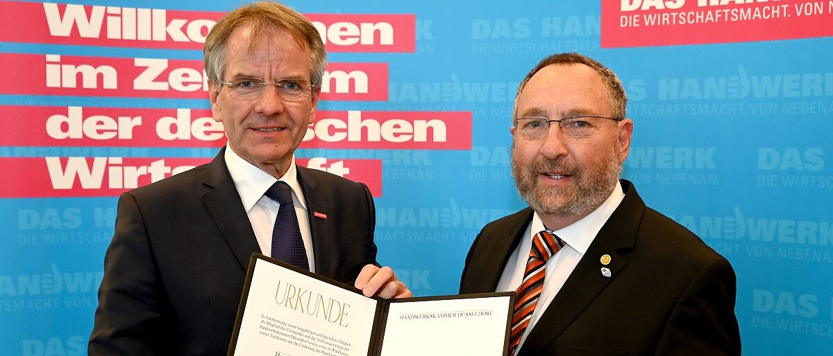 Verleihung des Goldenen Ehrenrings an Lothar Dröse (v. l.): Kammerpräsident Andreas Ehlert und Lothar Dröse