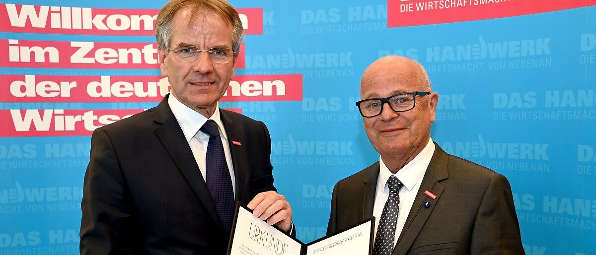 Verleihung des Goldenen Ehrenzeichens an Karl-Heinz Reidenbach (v. l.): Kammerpräsident Ehlert und Vizepräsident Karl-Heinz Reidenbach