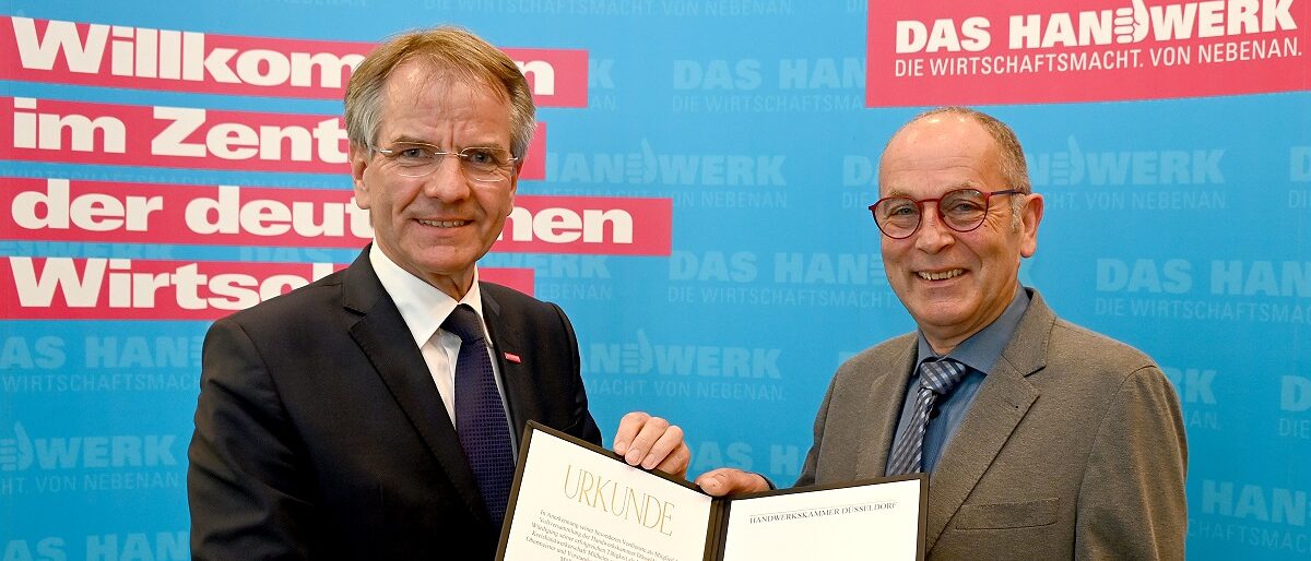 Verleihung des Goldenen Ehrenzeichens an Dieter Kusch (v. l.): Kammerpräsident Andreas Ehlert und Dieter Kusch