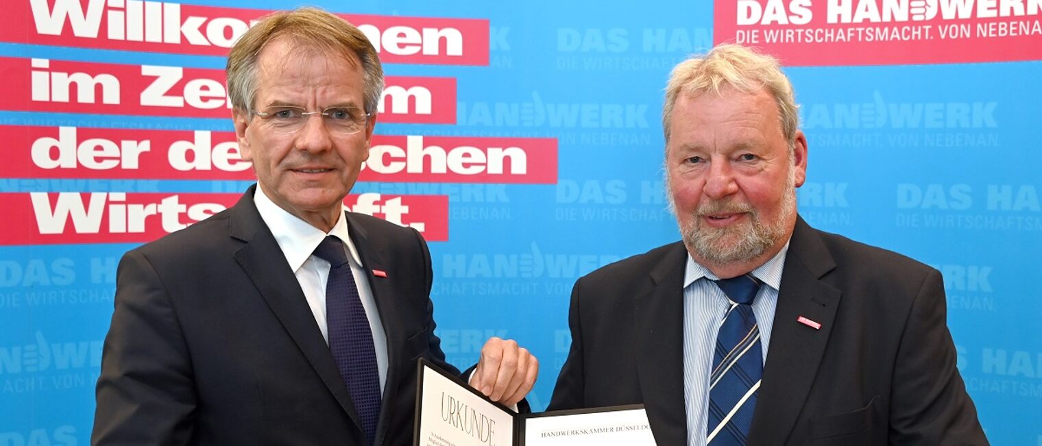 Verleihung des Goldenen Ehrenzeichens an Georg Spormann (v. l.): Kammerpräsident Andreas Ehlert und Georg Spormann