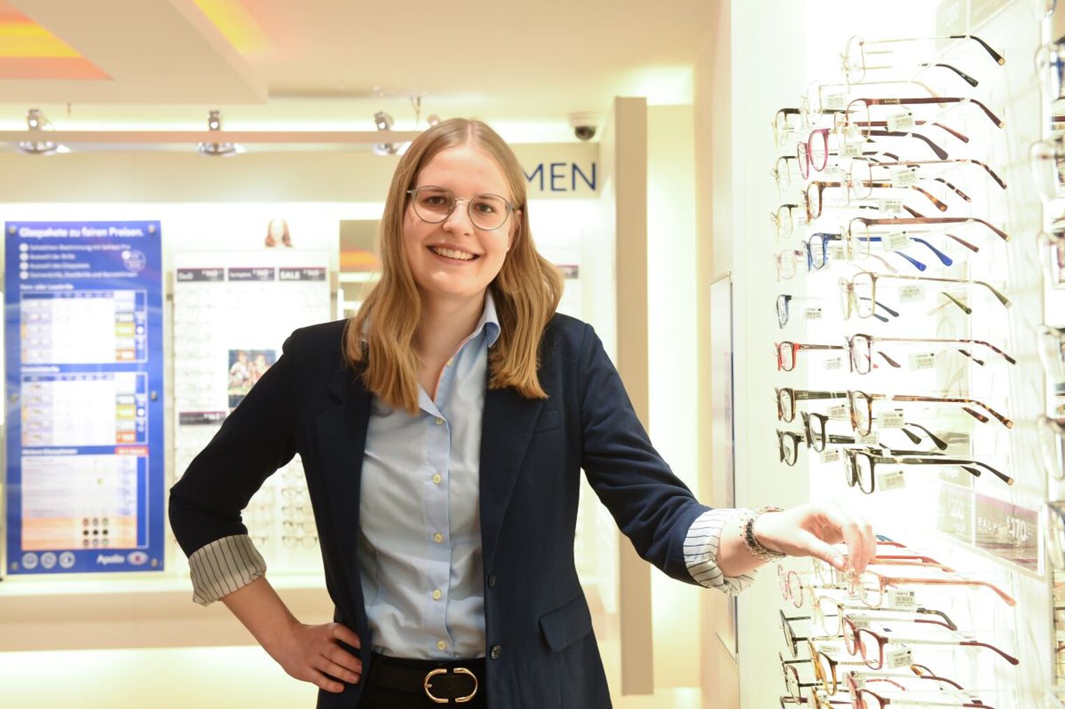 Augenoptikerin Kathrin Kluthe vor einem Brillenregal