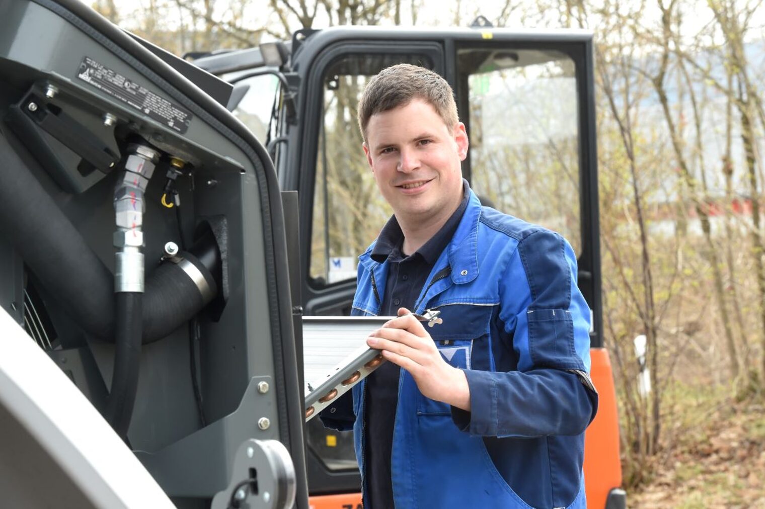 Daniel Richard steht vor einem Landmaschinen-Fahrzeug.