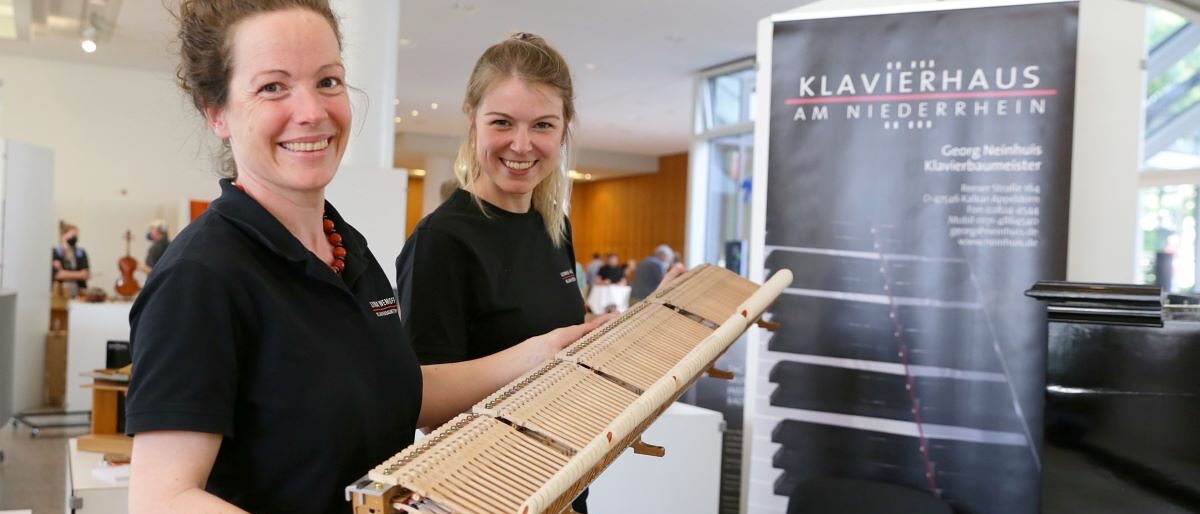 Zwei Ausstellerinnen beim Tag des Musikinstrumentenbaus Zwei Ausstellerinnen beim Tag des Musikinstrumentenbaus