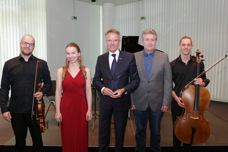 Gruppenbild mit Kammer-Präsident Ehlert und 2 Musiker und 1 Musikerin.