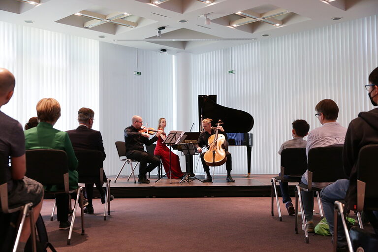 Konzert mit 3 Musikern auf der Bühne