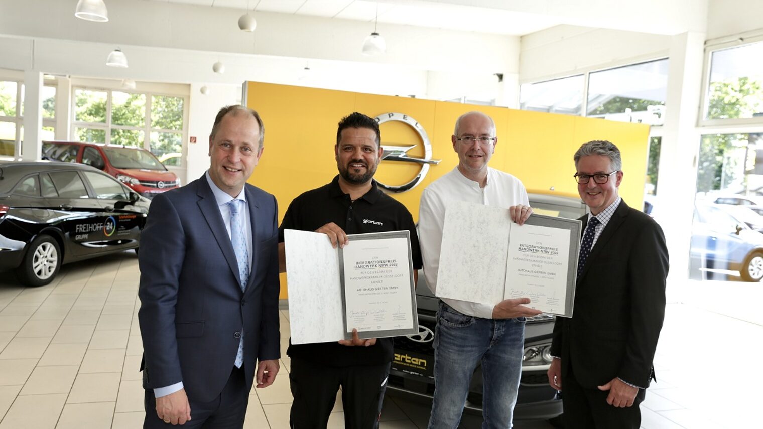 (v. l.): Minister Dr. Stamp; Hamidullah Sulhdost; Ralf Gierten, GF Autohaus Gierten, Hilden und GF Dr. Henke