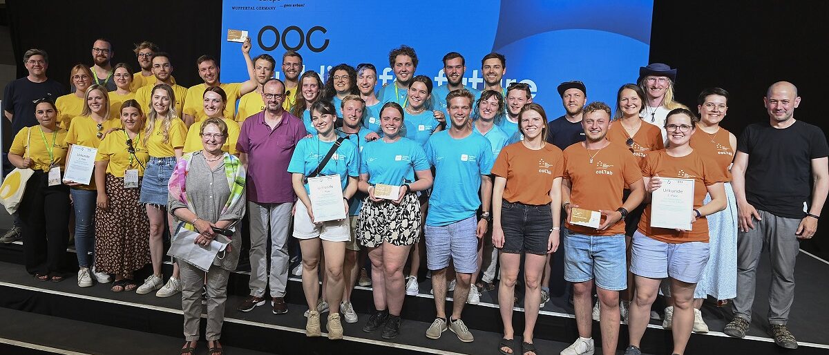Die Siegerteams des Handwerks-Awards zusammen mit Arnd Krüger und Gabriele Poth (Mitte) Die Siegerteams des Handwerks-Awards zusammen mit Arnd Krüger und Gabriele Poth (Mitte)
