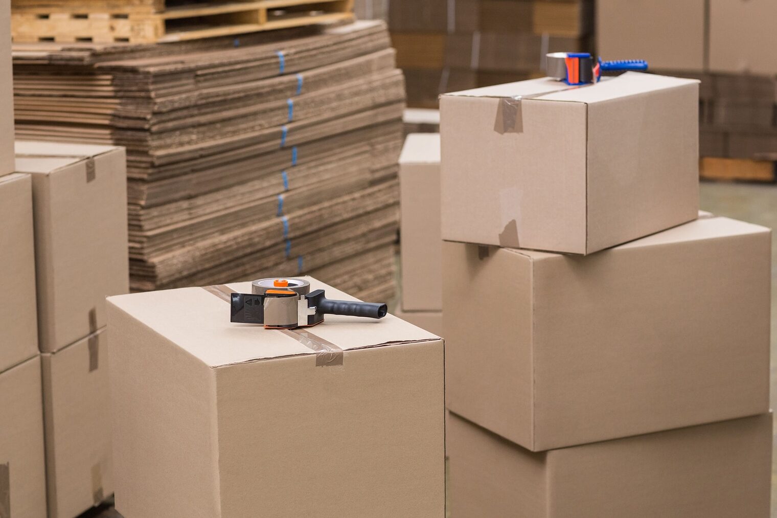 Kartonverpackungen in verschiedenen Größen in einem Lagerraum.