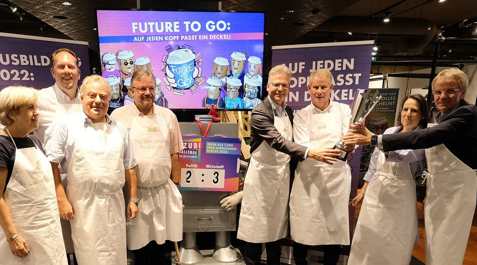 Die Sieger der Azubi-Challenge Bäckerhandwerk mit dem Pokal