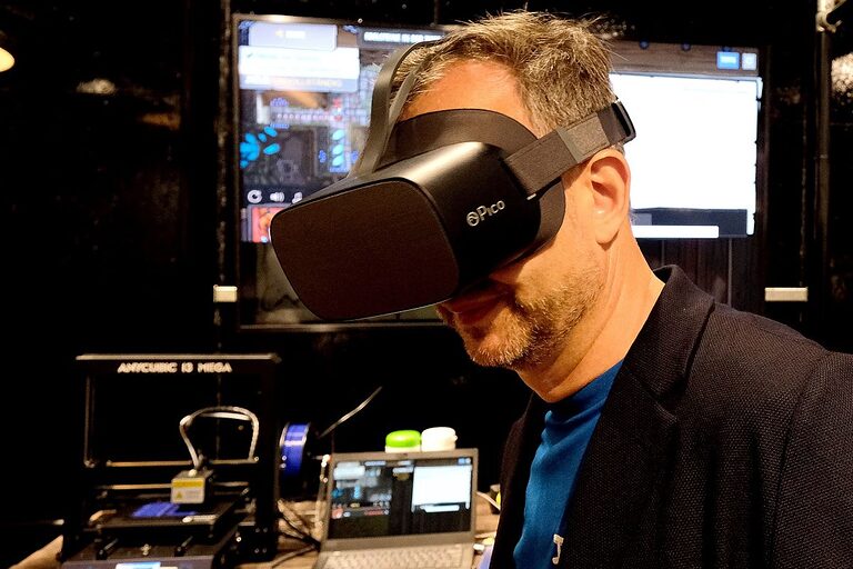 Ein Mann probiert eine Virtual-Reality-Brille im Pop-up-Store aus.