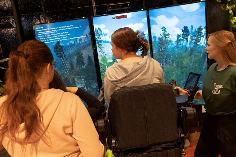 Drei Schülerinnen am Bagger-Simulator.
