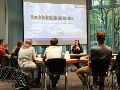 Nachfolgerin und Bestattermeisterin Jessica Beitzel berichtetet den Teilnehmenden von ihren Erfahrungen. Nachfolgerin und Bestattermeisterin Jessica Beitzel berichtetet den Teilnehmenden von ihren Erfahrungen.