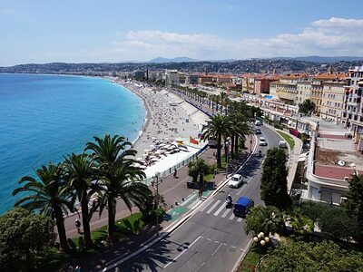 Luftansicht vom Strand und Stadt Nizza