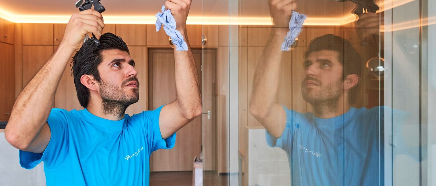 Glaser mit einer Kartusche verklebt eine Glasscheibe