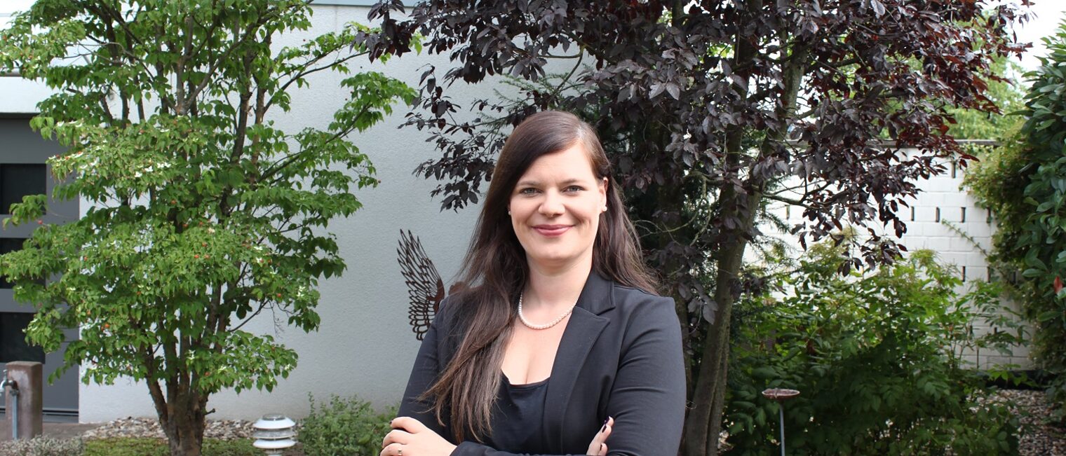 Bestattermeisterin Jessica Beitzel. Der Garten verbindet Bestattungshaus und Abschiedsraum und steht den Angehörigen ebenfalls offen.