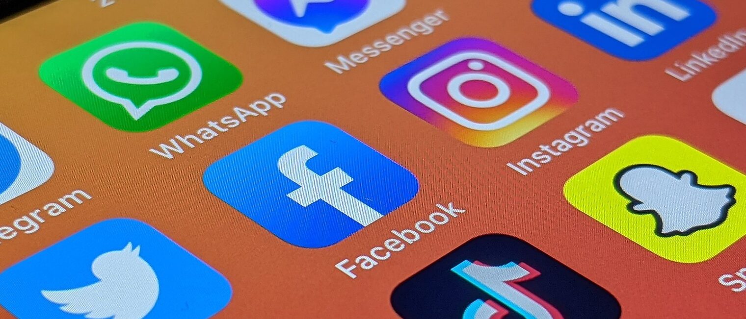 Abbildung von Social Media Apps als Icons auf einem Tablet