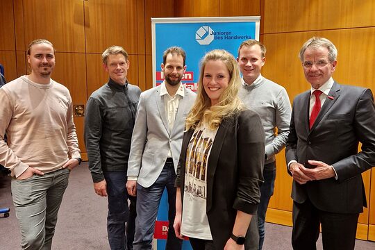 5 Personen des neuen Vorstands der Handwerksjunioren Düsseldorf sowie Kammerpräsident Ehlert.