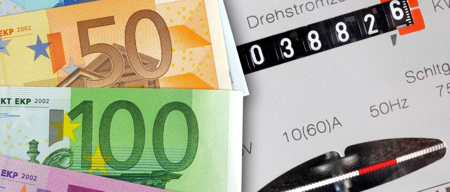 Stromzähler und Euro-Geldscheine