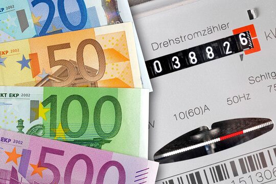 Stromzähler und Euro-Geldscheine