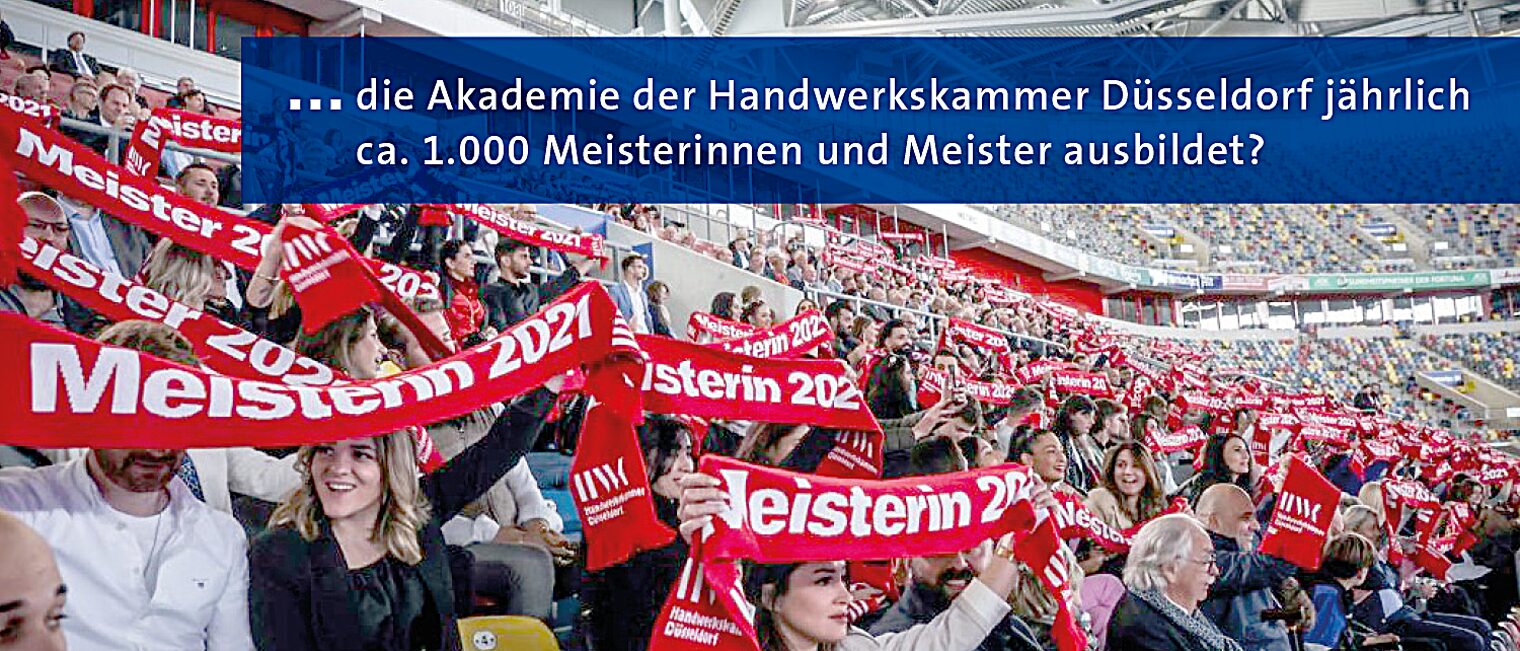 Frischgebackene Meister jubeln auf der Tribüne mit ihren Meisterschals