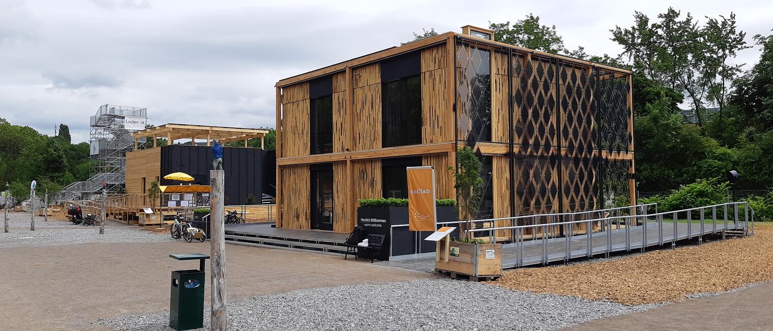 Muster-Holzgebäude auf dem Gelände der Ausstellung Solar Decathlon