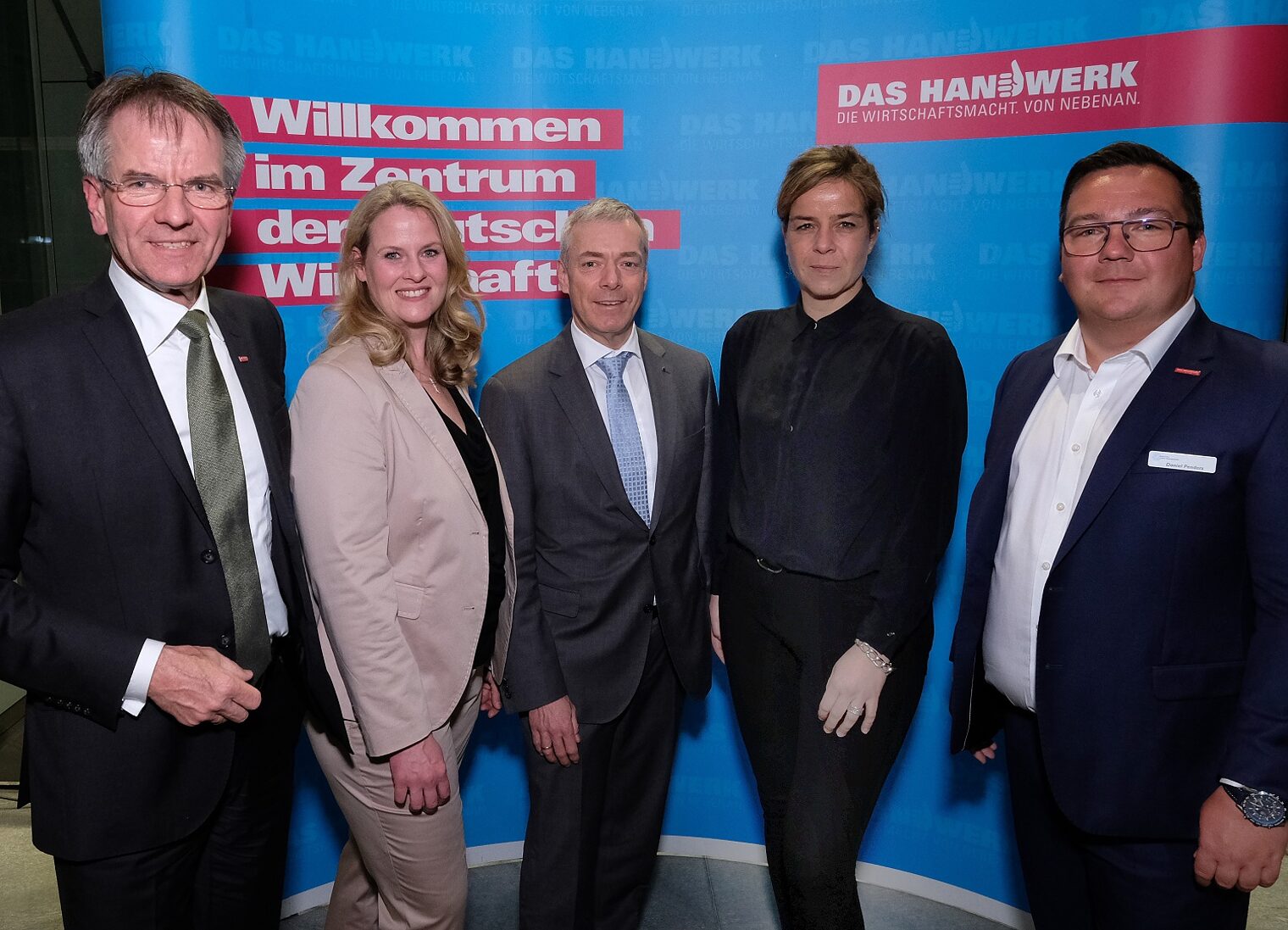 (v.l.) HWK-Präsident Andreas Ehlert, Janine Kirchmair, Vorsitzende Handwerkjunioren Düsseldorf, stv. Vorstandsvorsitzender Dr. Stefan Dahms, Stadtsparkasse Düsseldorf, Ministerin für Wirtschaft, Industrie, Klimaschutz und Energie sowie stv. Ministerpräsidentin des Landes Nordrhein-Westfalen, Mona Neubaur und Junioren des Handwerks-Landesvorsitzender Daniel Penders