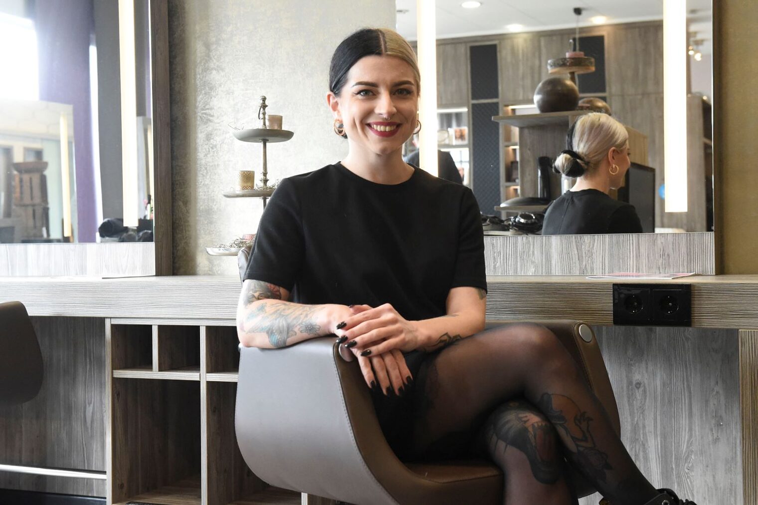 Esther Filarsky im Friseursalon