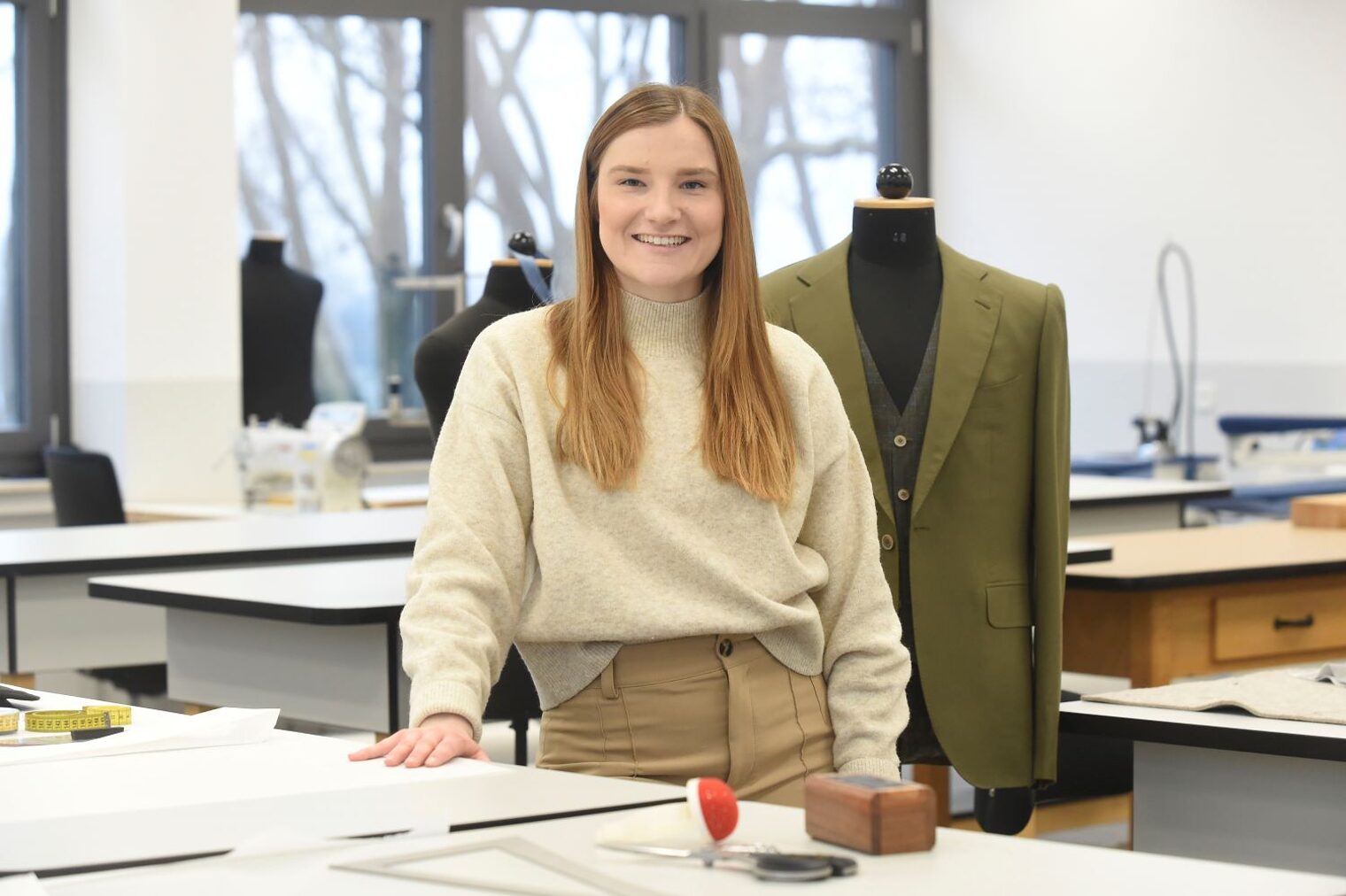 Anna-Lena Hüwelhans an ihrem Schneidertisch