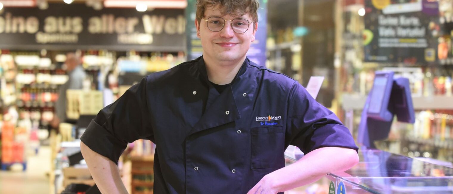 Christian Reichert lehnt an der Fleischtheke im Supermarkt