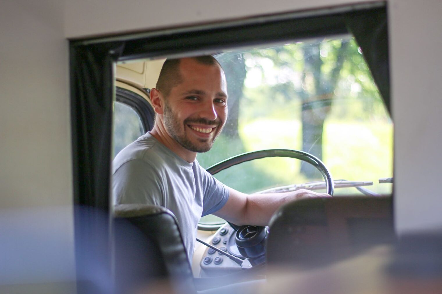 Niklas Remberg im Fahrerhaus eines LkWs