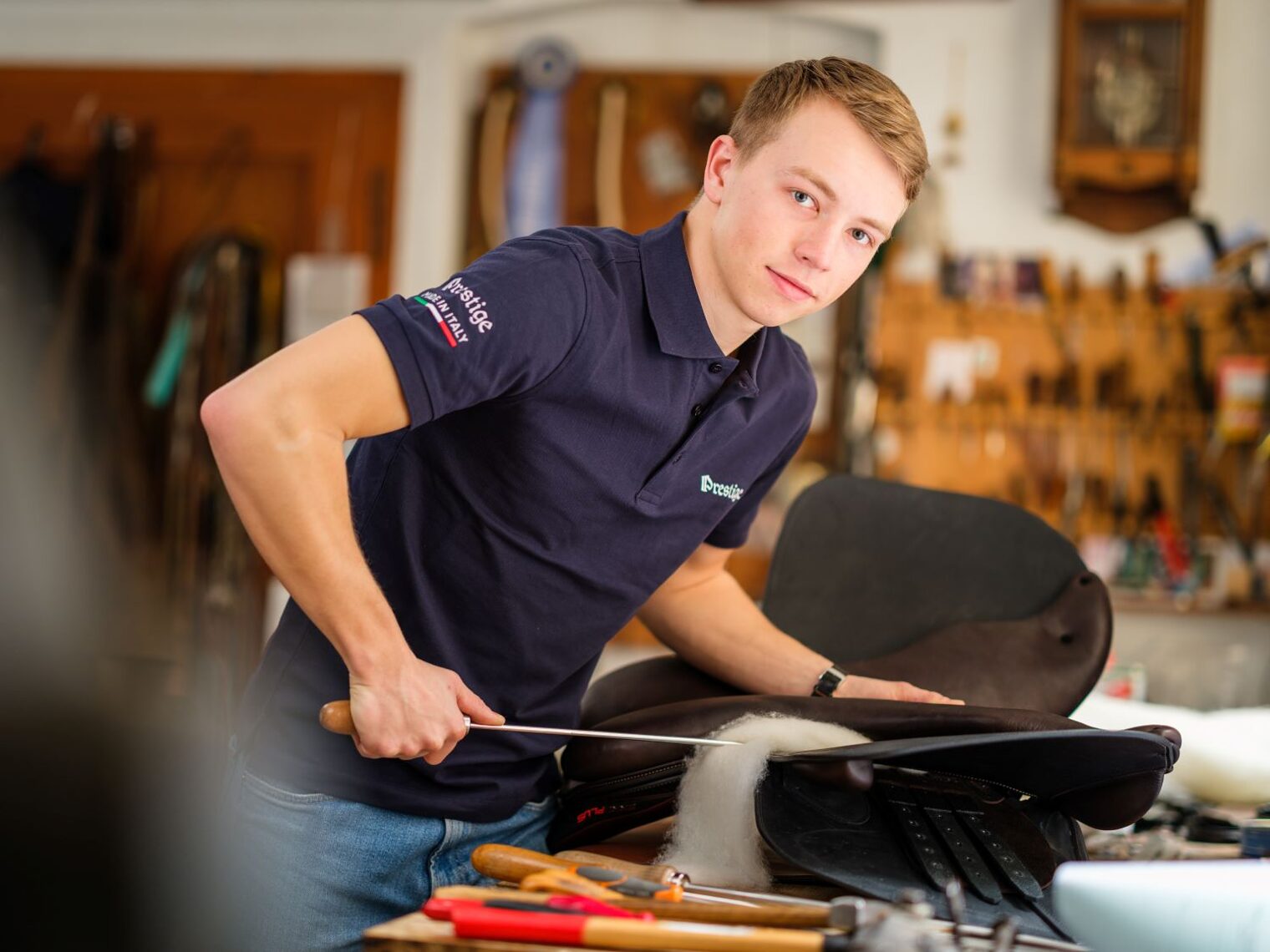 Benedikt Stehr arbeitet an einem Sattel