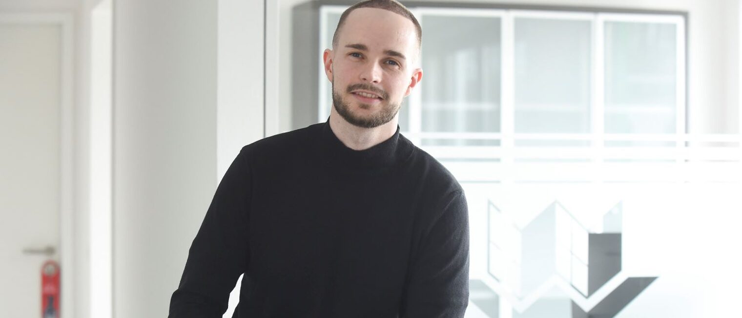Rene Wicharz lehnt an einem Geländer