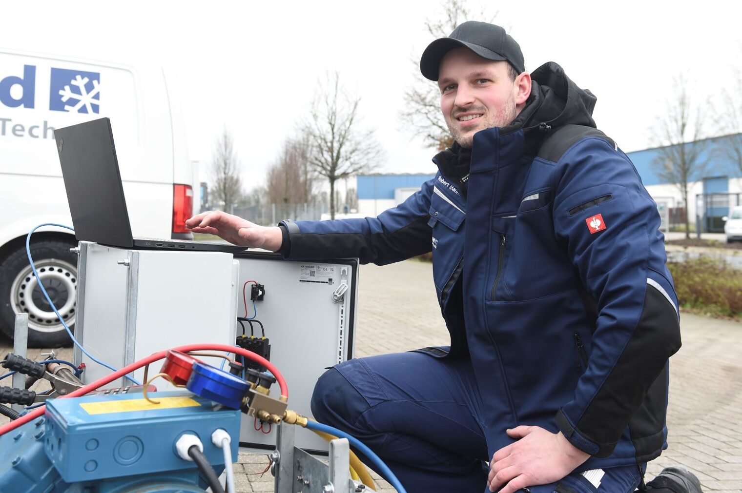 Robert Baumann prüft eine Kälteanlage