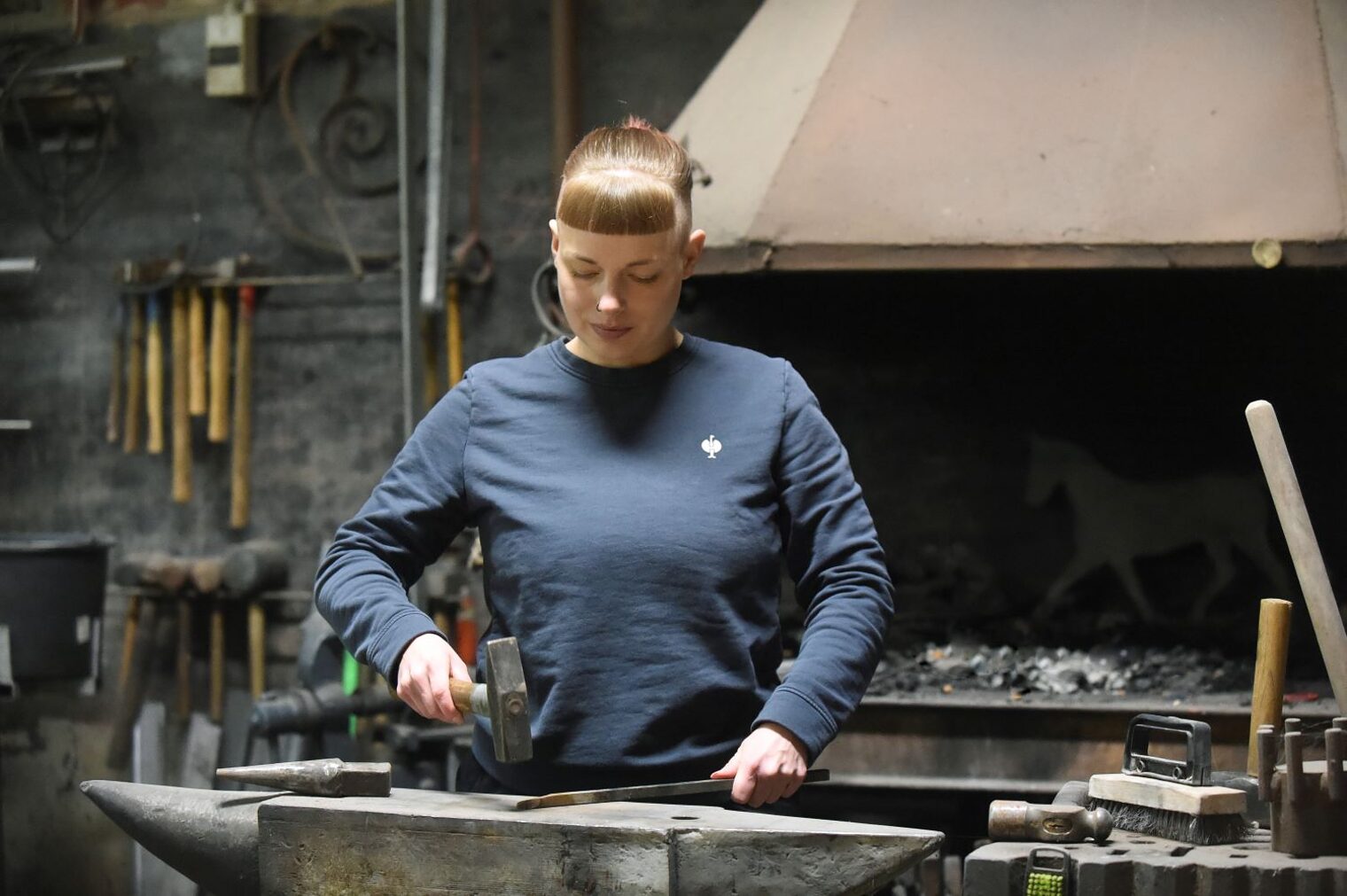 Sandrina Wulf arbeitet an der Schmiede