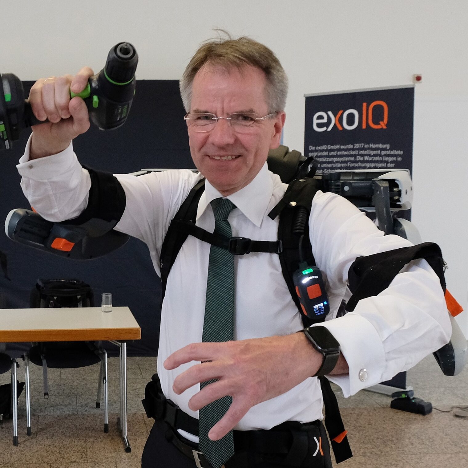 Präsident Ehlert testet ein Exoskelett