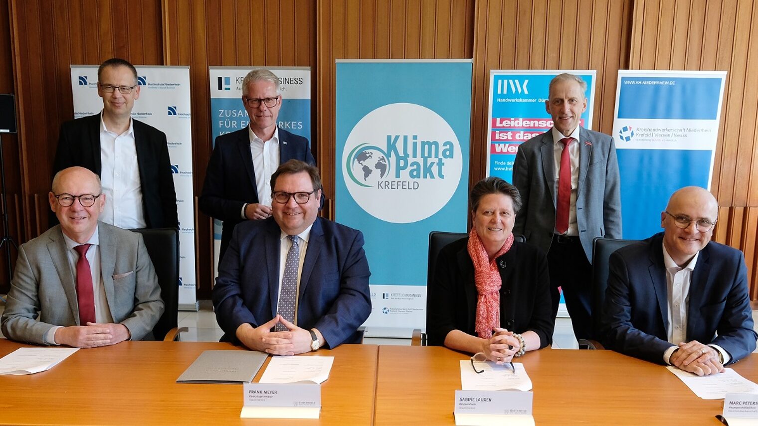 Die Initialpartner aus Kommune, Wirtschafts- und Wissenschafts-organisationen unterzeichneten einen Klimapakt für Krefeld.