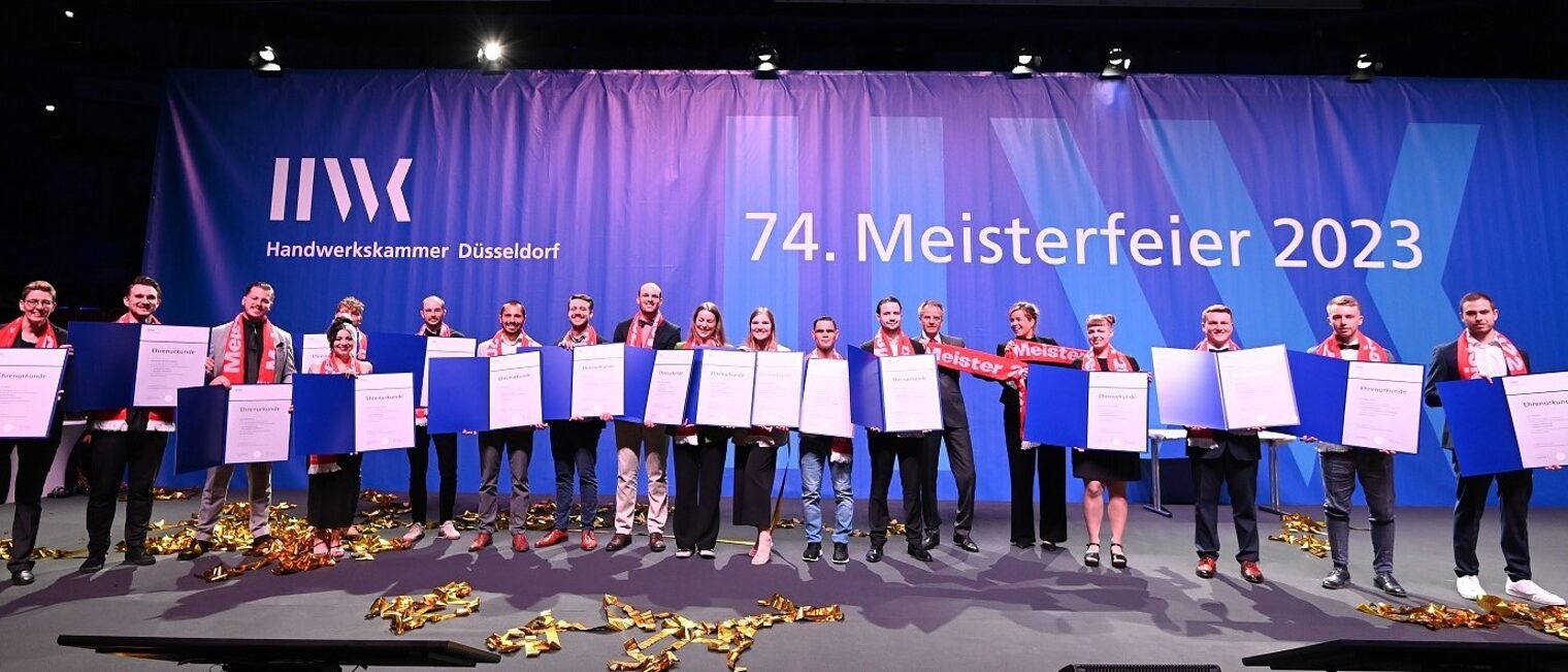 74. Meisterfeier Hwk Düsseldorf v.l.: Jahresbestmeister mit Ministerin Mona Neubaur und Hwk Präsodent Andreas Ehlert