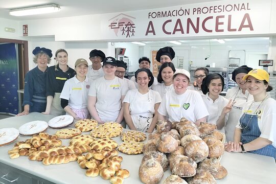 Deutsche und spanische Bäcker im Rahmen eines Austauschprogramms zeigen ihre Backwaren.