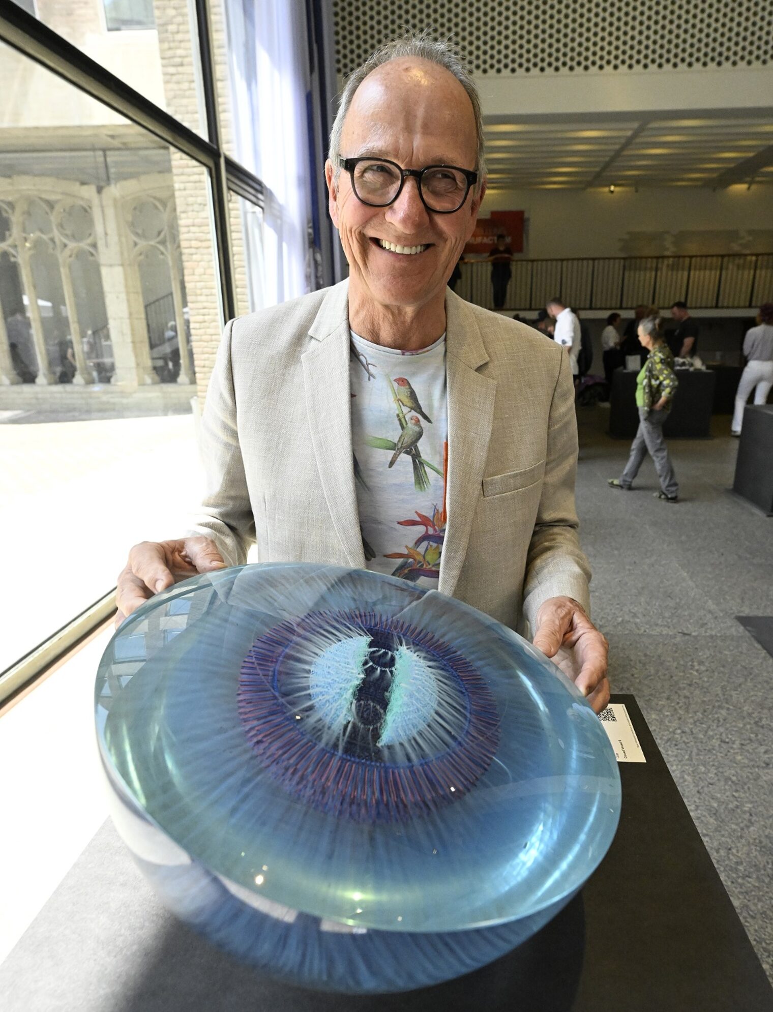 Wilfried Grootens zeigt sein Glasobjekt im Museum für Angewandte Kunst in Köln