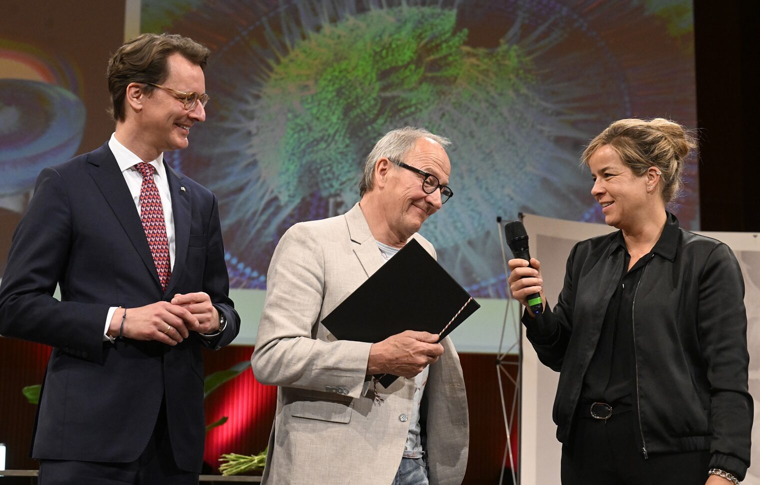 Wilfried Grootens mit Ministerpräsident Hendrik Wüst und Wirtschaftsministerin Mona Neubaur
