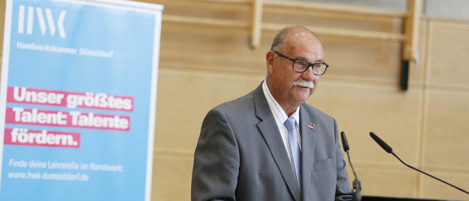 Bernd Münzenhofer spricht als Vorsitzender des Berufsbildungsausschusses vor der Vollversammlung der Handwerkskammer. Bernd Münzenhofer