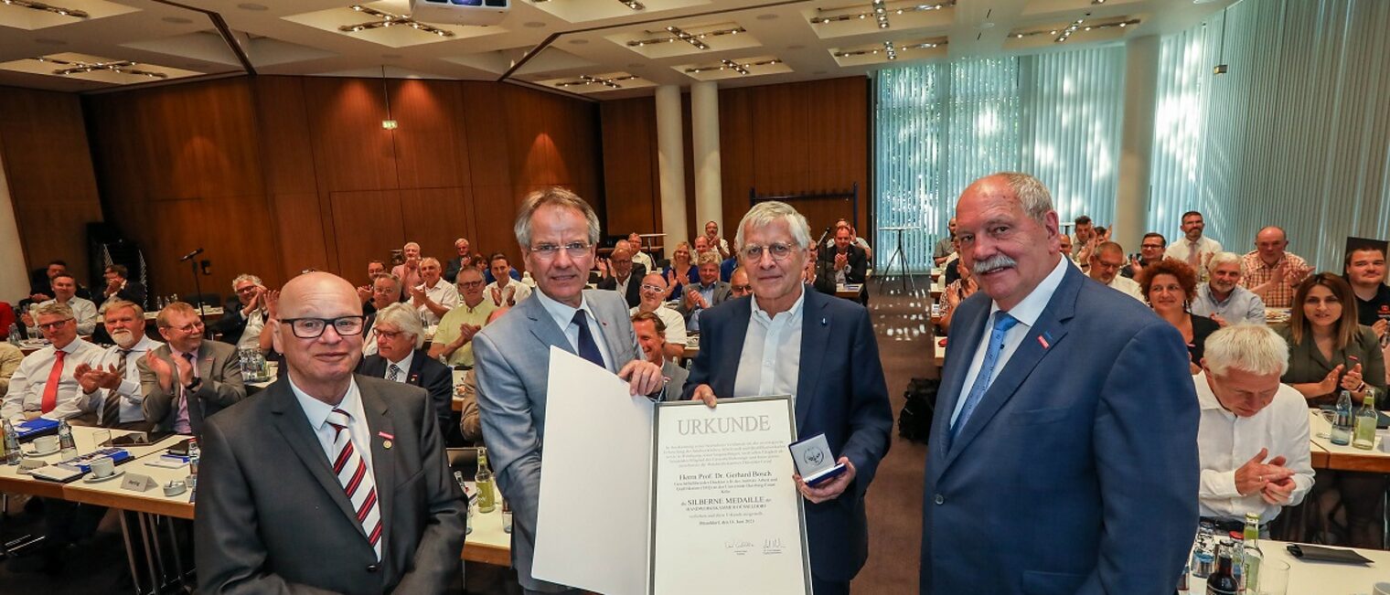 Prof. Dr. Gerhard Bosch wurde im Rahmen der Sommer-Vollversammlung mit der Silbernen Medaille ausgezeichnet.