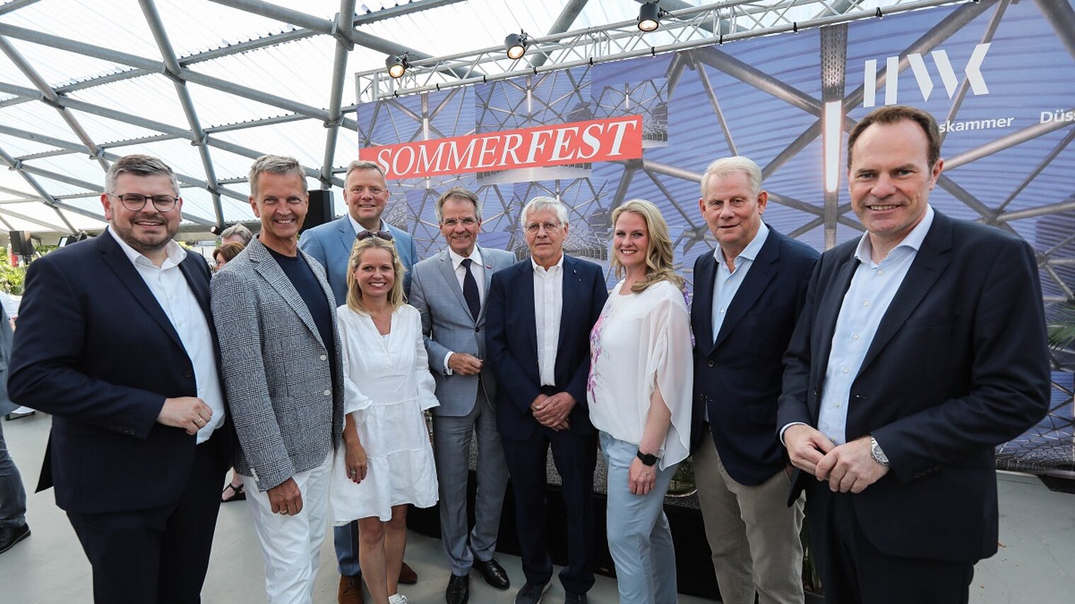 Gruppenbild mit Gästen des Sommerfestes 