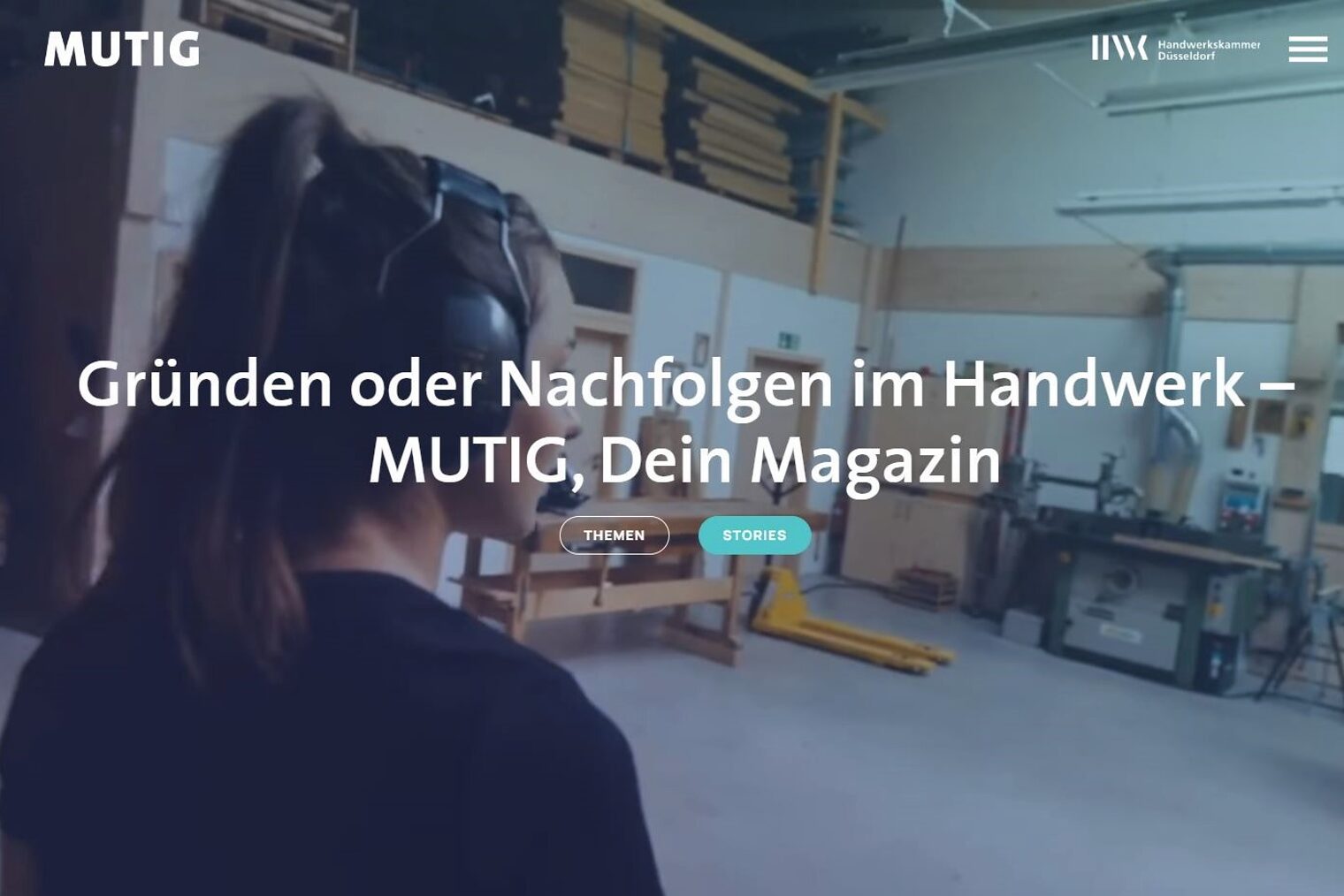 Abbildung der Startseite des Online-Magazin mit einer jungen Tischlerin, die in ihre Werkstatt geht.